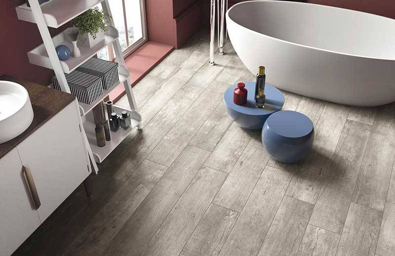 Salle de bain moderne aux différents accents de couleur avec plancher en bois