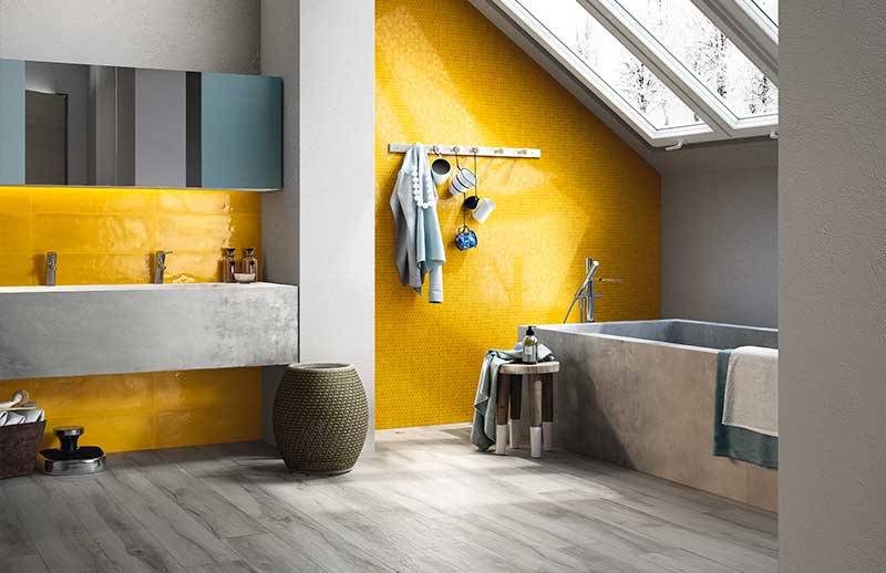 La porcelaine lustrée Piozzo Porcelaine jaune lustrée Piozzo accentue la salle de bain