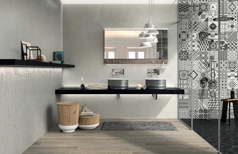 Salle de bain monochrome avec mur de céramique à motif aléatoire