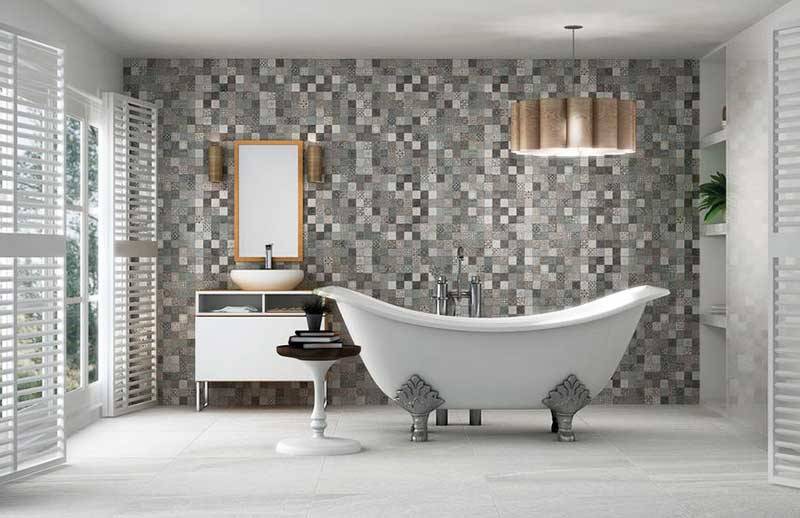 Les bains autoportants sont souvent la pièce maîtresse de la salle de bain Bain autoportant au centre d’une salle de bain avec plancher de marbre