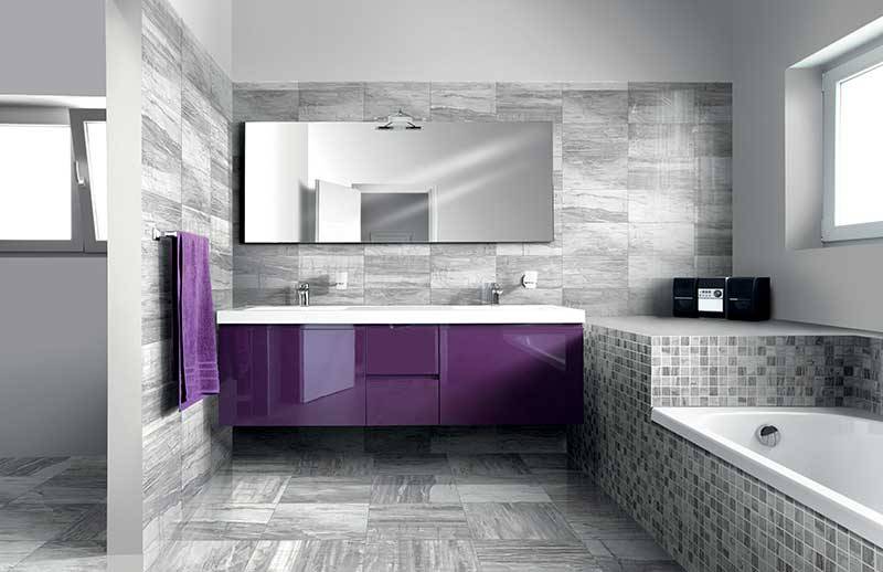 Les vanités flottantes donnent un effet de grandeur à la pièce. Salle de bain monochrome accentué par une vanité flottante mauve