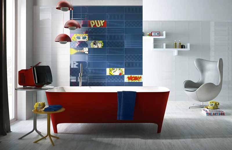Pour un décor osé, choisissez un bain de couleur ! Salle de bain osée avec bain autoportant rouge et mur aux accents « Pop » bleu