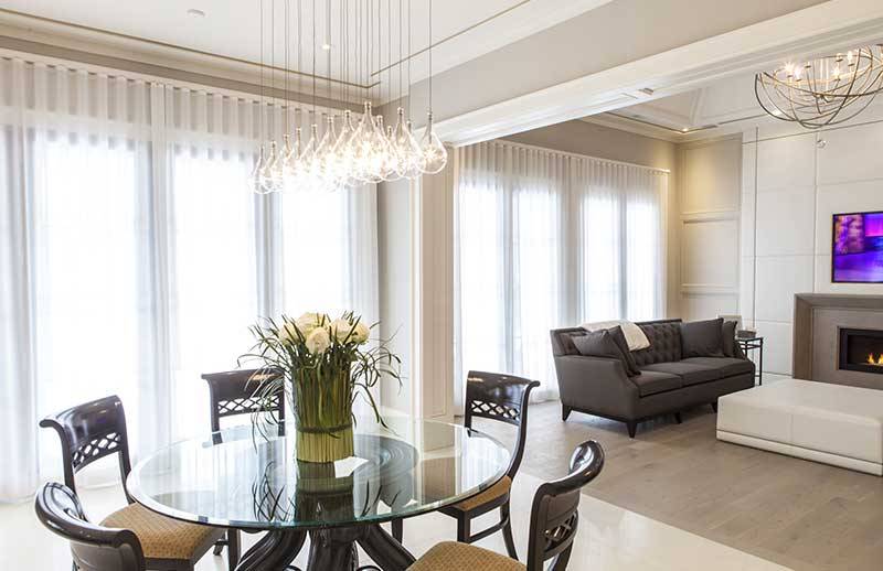 Depuis de nombreuses années, le voilage a la cote Salle à manger et salon avec rideaux voilés blanc