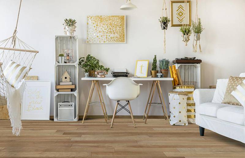 Petite pièce à bureau comportant plusieurs meubles blancs et accessoires dans les teintes jaunâtres