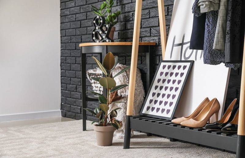 Étagère dans un salon rempli de chaussures et d’accessoires décoratifs
