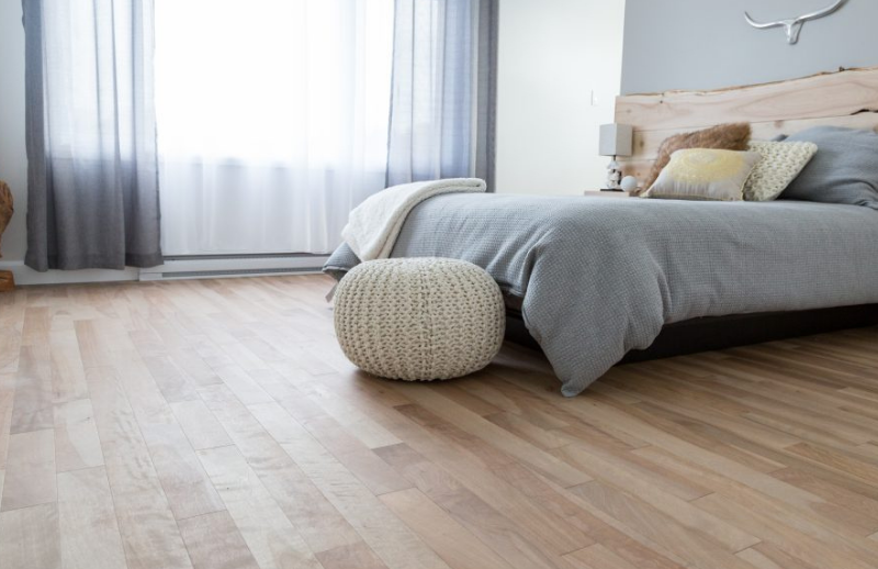 Chambre avec plancher de bois franc