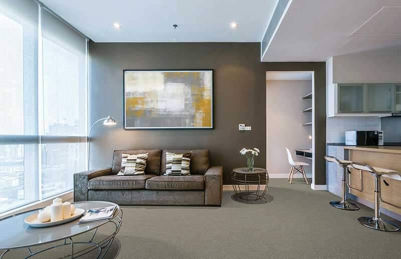 Visualisez virtuellement des œuvres d’art dans votre décor avant d’en faire l’acquisition! Salon gris avec oeuvre d'art