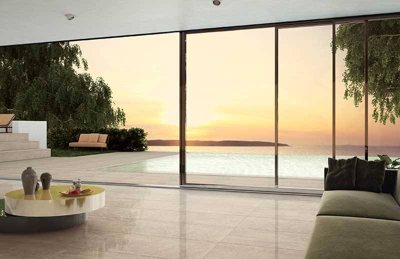 Une des tendances est d’utiliser la même céramique à l’intérieur comme à l’extérieur, ce qui donne un effet de grandeur. Prolongement de plancher en céramique intérieur vers l’extérieur donnant un effet de grandeur