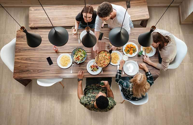 Famille qui soupe à la table à manger