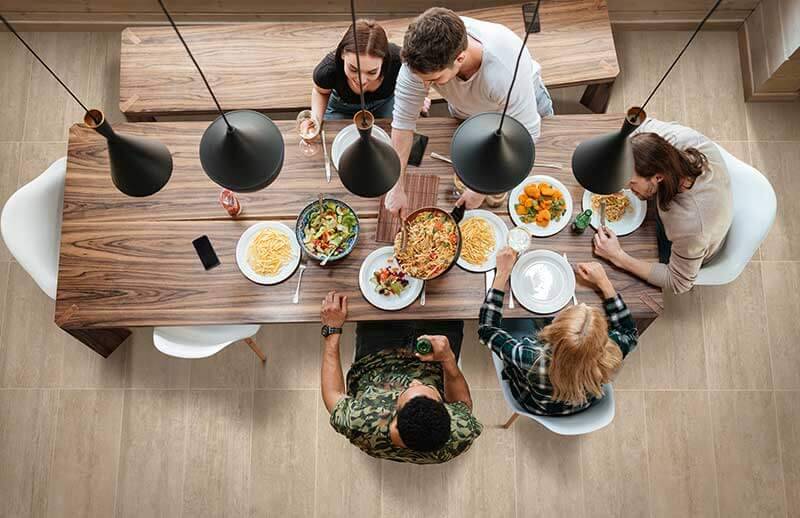 L’heure des repas deviendra un jeu d’enfant avec Marmiton Famille qui soupe à la table à manger