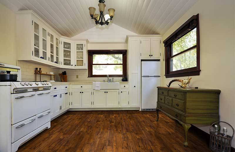 cuisine au décor antique avec plancher de bois flottant