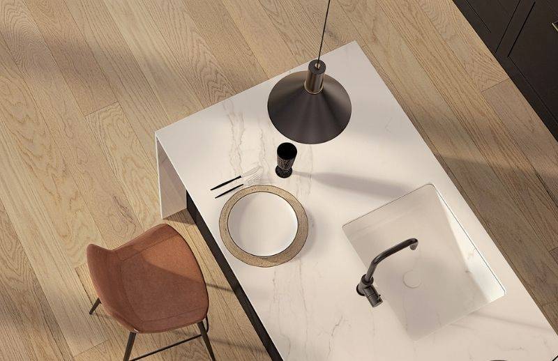 Plancher de bois de couleur beige Salle à manger avec meuble teinte cuivrée