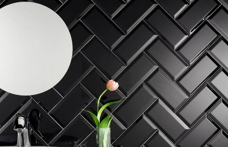 Notre céramique murale Un dosseret de salle de bain noire lustrée