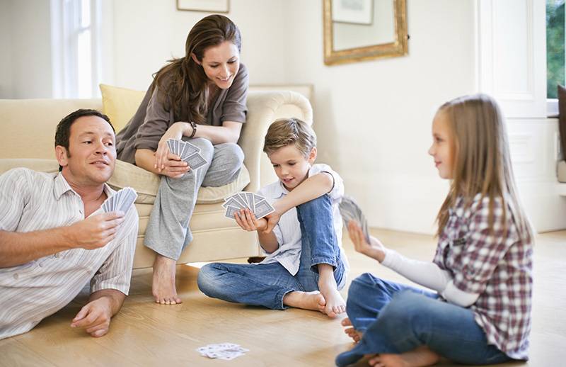 Lors de canicules, mettez au programme des jeux de société, des parties de cartes et de belles discussions! En canicule, éviter les appareils électroniques qui émettent de la chaleur