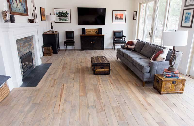 Pour conserver un style rustique, choisissez des lattes de grande dimension qui imitent le bois de grange ou qui ont un aspect vieillot Salon au style rustique avec lattes de grande dimension qui imitent le bois de grange ou qui ont un aspect vieillot