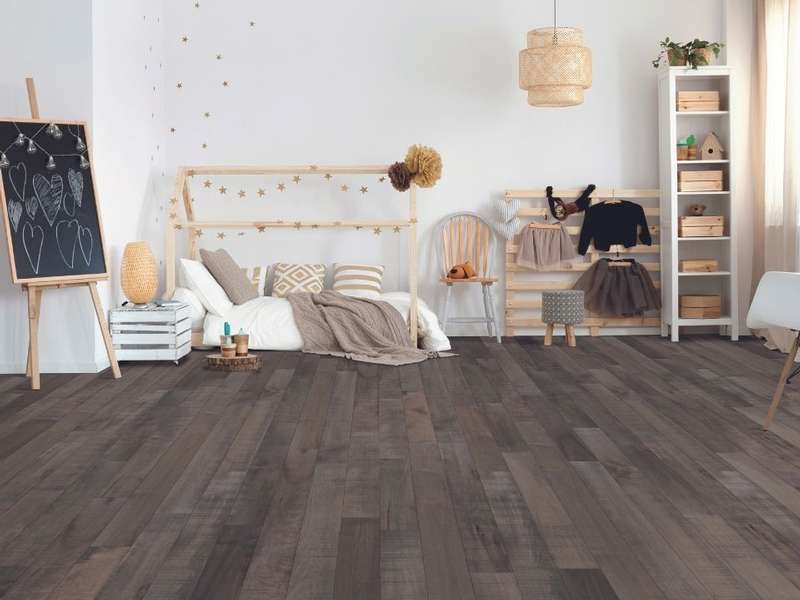 Chambre avec plancher de bois francs brun Chambre d'enfant avec plancher de bois