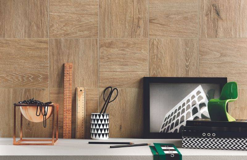 Notre porcelaine Biella II Décoration intérieur avec porcelaine et mur en céramique effet bois