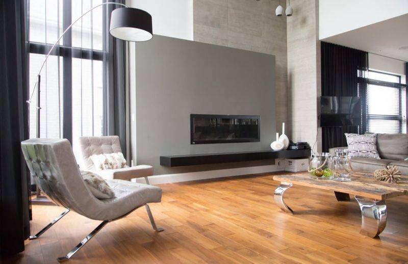 Salon moderne Plancher de bois huilé installé dans un salon moderne avec une table et des coussins rustiques