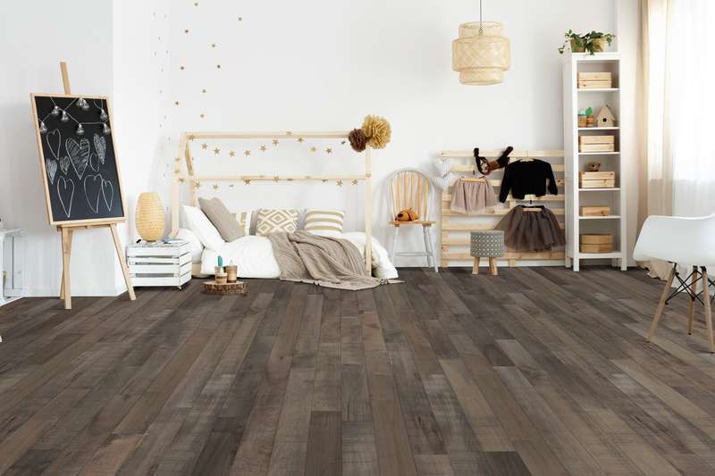 Chambre d'enfant avec plancher de bois