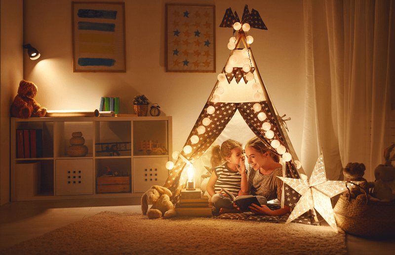 Tipi en tissu avec lumières Tipi en tissu dans la soirée avec enfant
