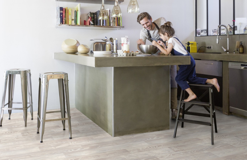 Plancher de vinyle dans une cuisine aux tons pâles et naturelles