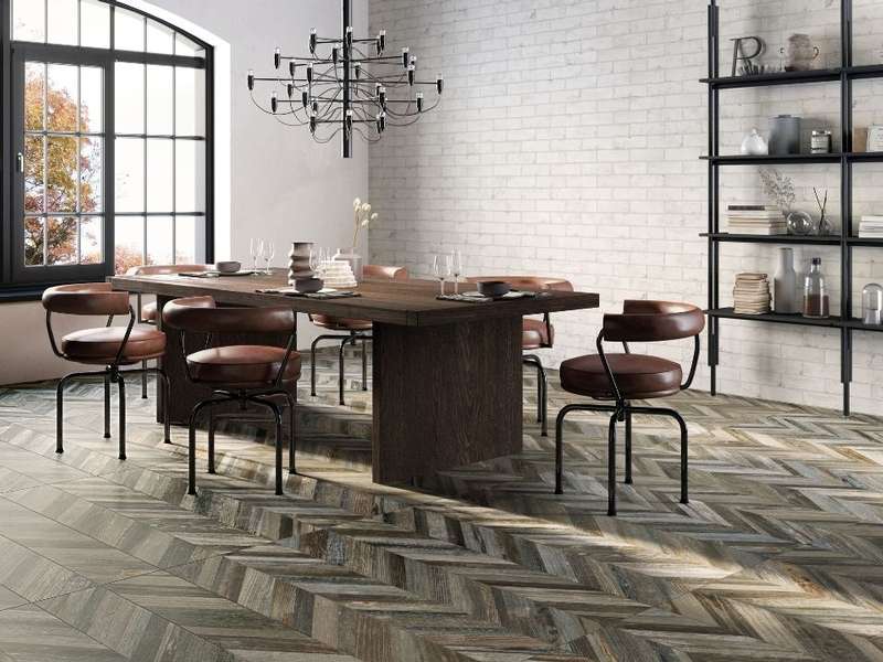 Le style de pose chevron, dans un endroit comme un couloir, est spécialement une bonne idée Pose chevron dans la salle à manger