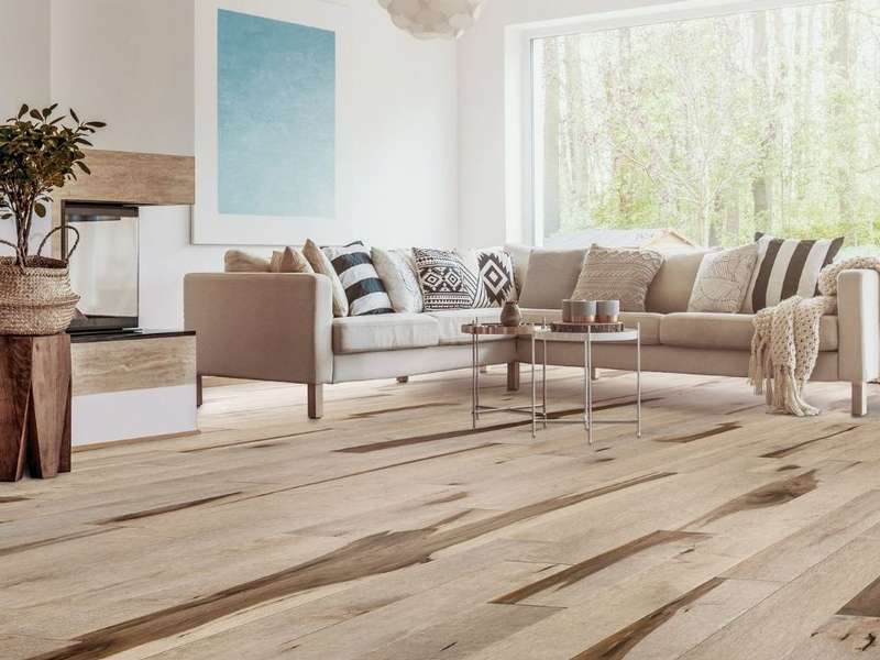 Plancher de bois à l’érable dans le salon