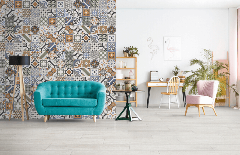 Céramique colorée installée au mur Céramique colorée installée au mur dans un décor épuré