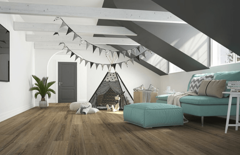 Planchettes de vinyle résistantes aux chocs, aux égratignures et aux dégâts d’eau. Planchettes de vinyle dans une salle de jeux pour enfants avec tipi et sofa décoratif