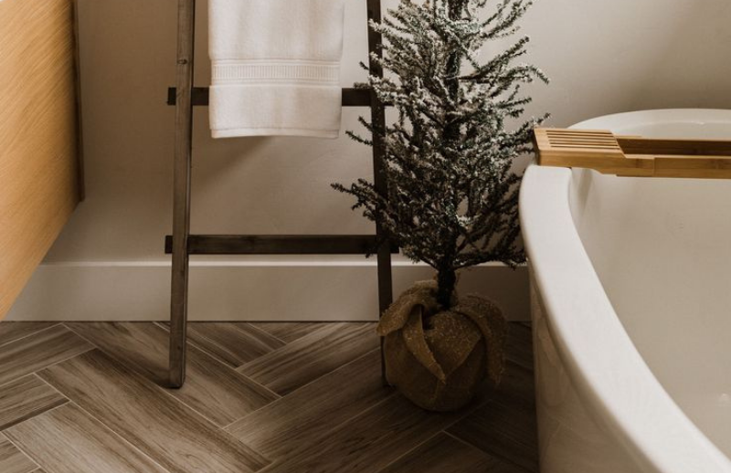 Plancher de céramique en chevron Plancher en chevron dans une salle de bain