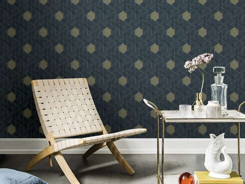 Utiliser du papier peint coloré dans une pièce est une mircotendance qui permet d’apporter une certaine singularité Papier peint de couleur au mur