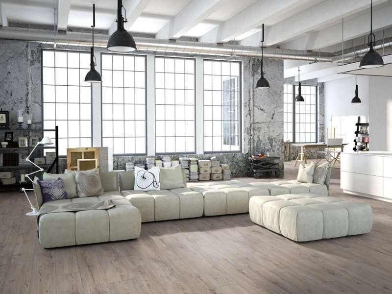 Un mobilier unique dans un espace aéré et minimaliste est un atout Vaste salon au design minimaliste